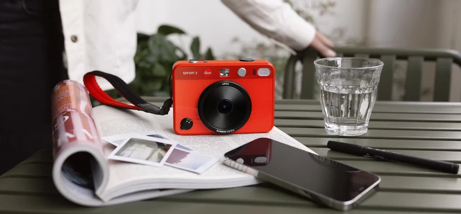 Leica Sofort 2 Instant Film Camera-Des1